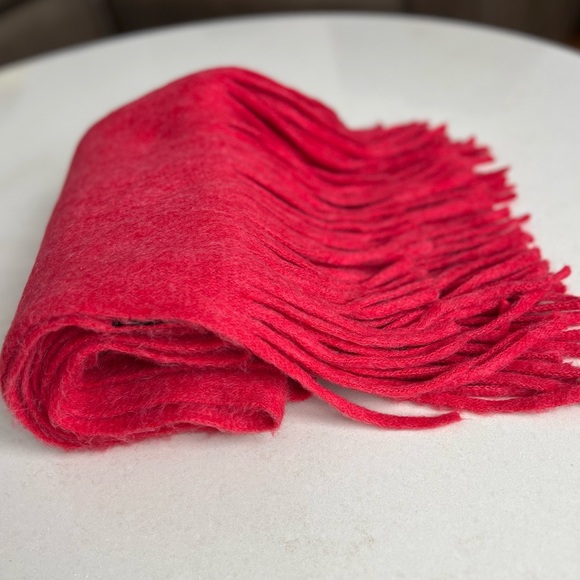 β€οΈLike New Steve Madden Super-Soft Thick Plush RED Muffler Scarf Wrap 22.5"x76" - Picture 14 of 16